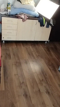 Bruna Sexy Che Fa Le Faccende Nude in Giro per La Casa.
