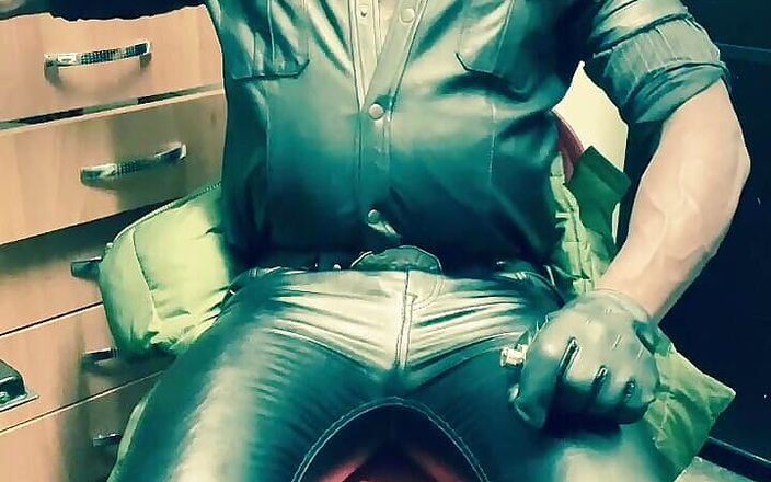 Black smoking muscle stepdad: 吸烟的黑色皮衣男人