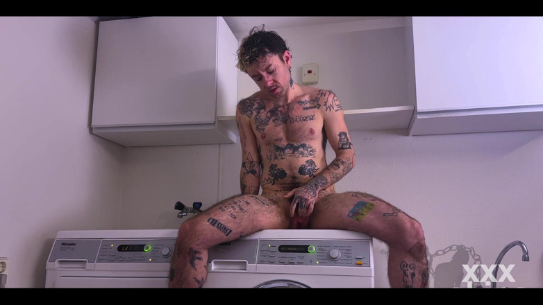 Xxx skips: Nadržená ftm XXX přeskočí honění jeho boy kundičky, zatímco sedí...