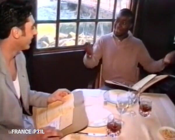 French Family Secrets: Un bucătar este tăiat de clienții ei în bucătărie.