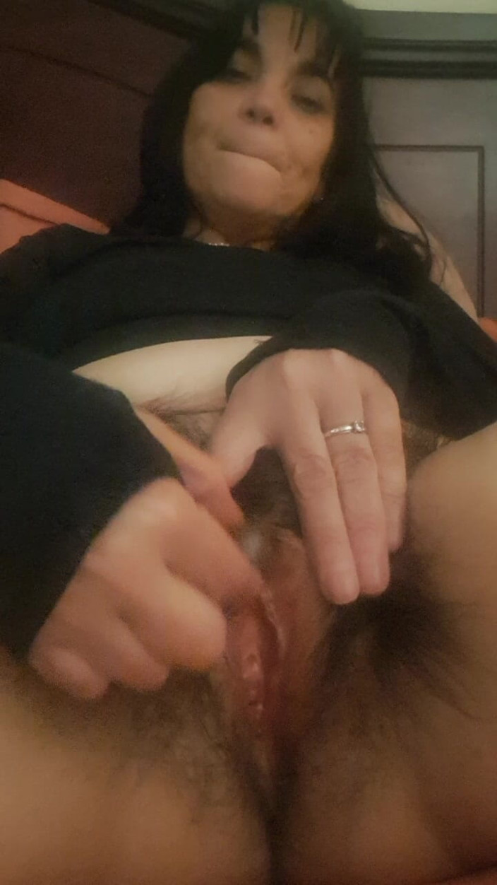 Mommy big hairy pussy: MILF liebt ihre haarige muschi