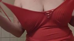 BustyBrendaxx: Pakaian jalang merah kelihatan lebih baik di atas lantai!