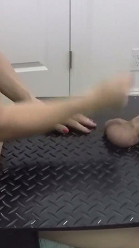 La matrigna frusta con cura lo sperma nelle palle per una sborrata massiccia