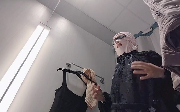 Amateur_MS: Une brune sexy dans une cabine d’essayage