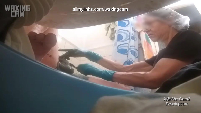 WaxingCam: #90 Pokojówka kąpie mężczyznę