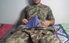 Asker yalnız bırakılıyor ve arkadaşları dışarı çıkarken mastürbasyon yapıyor ve büyük bir döl boşaltıyor