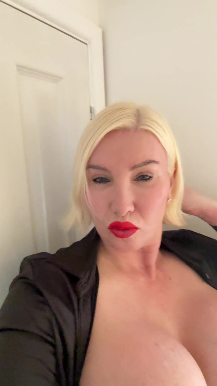 Sophie James: Quella ho appena scopato guarda oggi perché mi sono appena...