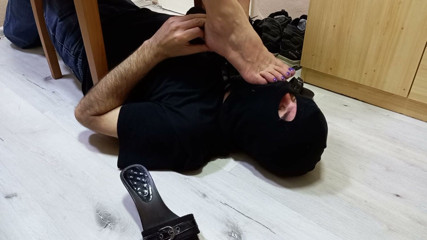 Worshipped by Alex: Adoration des pieds sur le sol