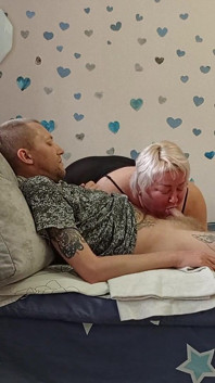 Blowjob sebelum pancutan mani daripada ibu tiri