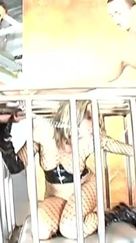 金发婊子在跨人种肛交3P中被双洞齐插
