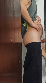 夫の親友とのリスキーなセックス