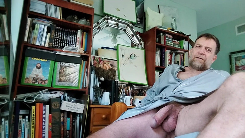 Hairyartist: Ви бачите, як у його халаті вискакує великий млявий член і мішок чоловіка