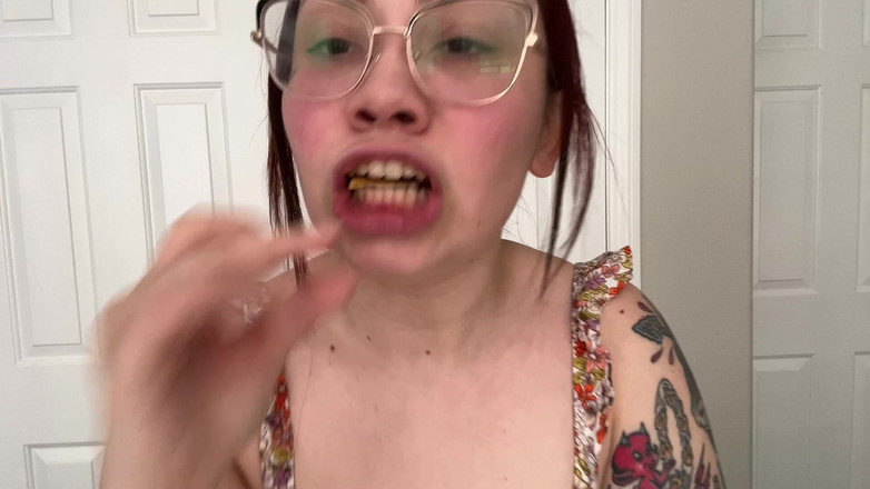 Lenna Lux: Giantess 偷偷摸摸的小吃