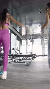Fitnes lagi asik seks threesome ganas