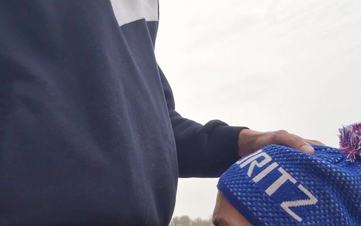 Justin hoodwar: Un mec taille une pipe à un mec à grosse bite dehors...