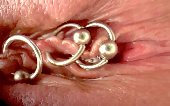 Aqua Pola: Prim-plan extrem frecându-mi clitorisul cu piercing de perie de machiaj și...