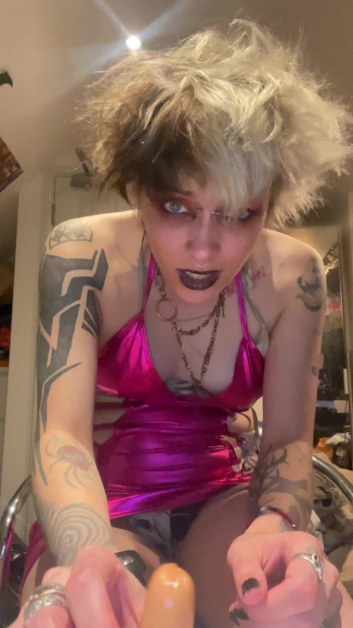 Glitterqueen1999: gotik arkadaş seni mastürbasyon yaparken yakalıyor ve kesiyor