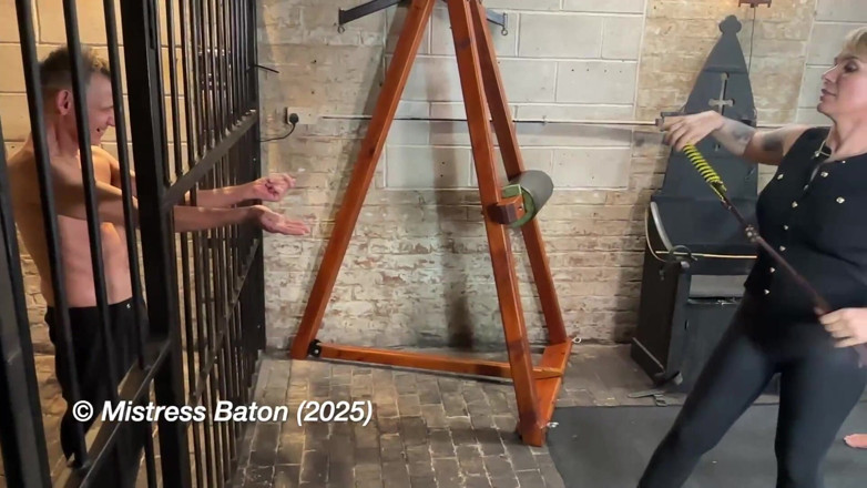 MistressBaton: Test ćwiczeń więziennych przez okrutnego strażnika więziennego