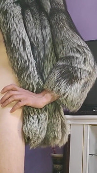 Ragazzo kinky arrapato dietro la dea della pelliccia