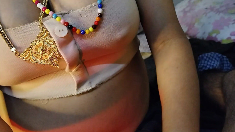Anar Kali: Preliminari sexy signora che succhia il suo patrigno