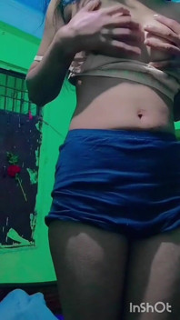 Moje desi přítelkyně ukazuje její prsa a prstění kundičky pro sex tvrdé šukání