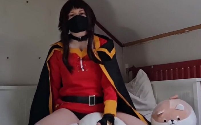 kyu_misa: Megumin gaat voor een vluggertje terwijl ze een kussen neukt