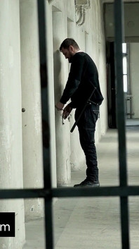 The Sexy Prisoner Knows How to Tempt the Guard