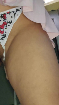 Sissy dívka ukazuje svůj malý penis