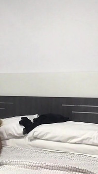 Coppia fantastica su un trio che gioca con il dildo