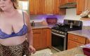 Erin Electra: MILF baisée dans la cuisine pendant la cuisson du poulet...