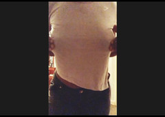 Dzaddy long strokes: Naga milf w szortach miga seksowne duże cycki