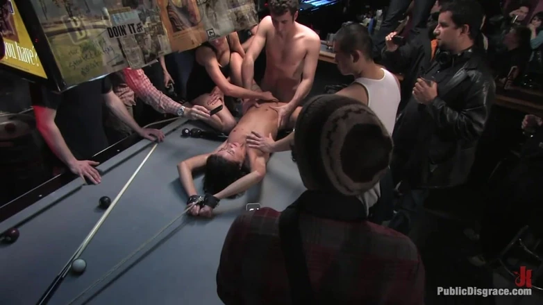 Public Disgrace by Kink: Cecilia vega अजनबियों से भरे बार द्वारा बाध्य, चुदाई और इस्तेमाल की जाती है