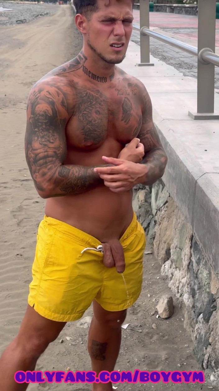 BoyGym: Đi tiểu trên đường phố và chơi núm vú