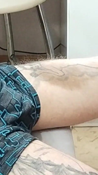 Sborro sul petto di mia suocera dopo un pompino profondo