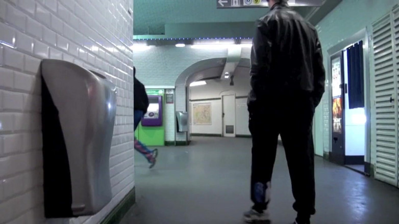 Gaybareback: Sucked in the subway in Paris