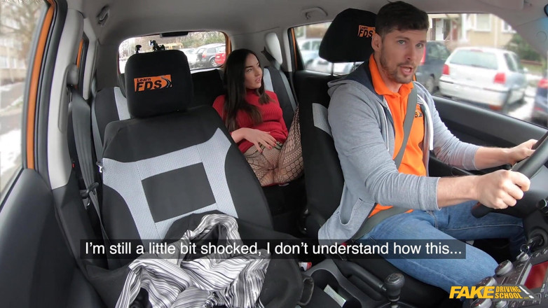 Fake Driving School: Sahte sürücü kursu - Nataly Gold külot giymeden arabaya biniyor