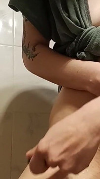 Una ragazza perfetta che si aggiusta la figa
