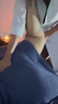 Soțul o subliniază pe soție și ea o cheamă pe maseuză la Ally și ejaculează foarte excitată cu final fericit
