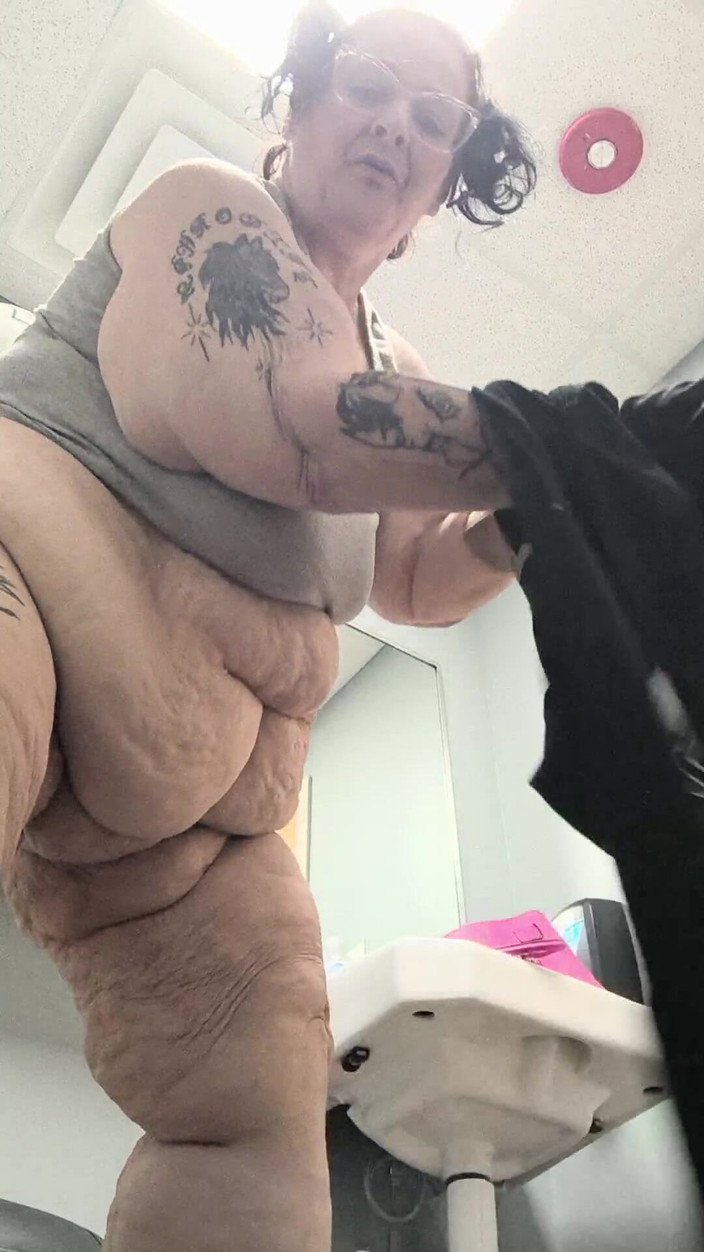 HerculesnVENUS: Memek berbulu sange berdiri di lantai sampai muncrat