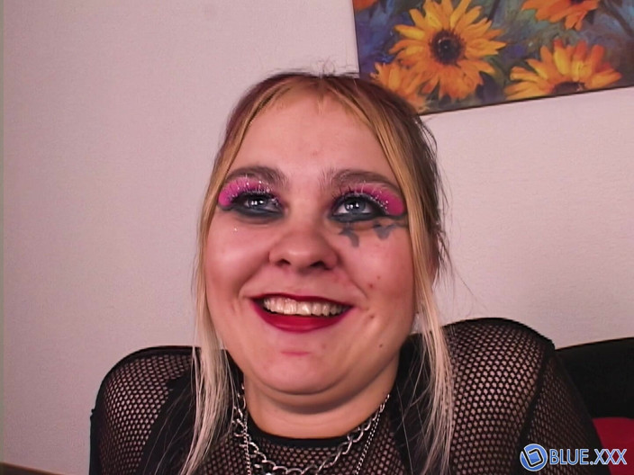 Blue Girls XXX: Возбужденная блондинка готеса Nikky Knight