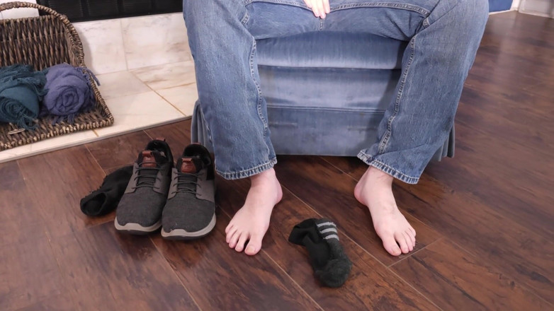 AlbinoAdonis: Hard Working Man Jerks Cock &amp; Feet