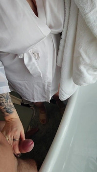 Stiefmutter nimmt ihren stiefsohn, um auf ihn zu pinkeln und bringt ihn auch zum pinkeln