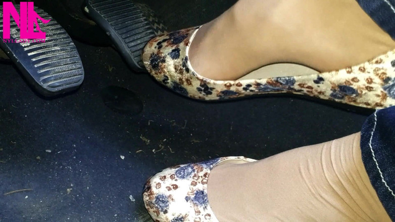 Nyllady: Pedal Pumping in Flowered Flats