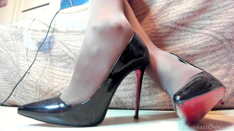 Princess Monica: 穿着尼龙袜和高跟鞋的足奴隶训练 - 直播