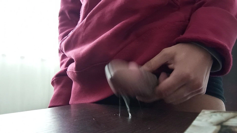 Un Loquito Mas: Ich werde nass, während ich meinen schwanz auf dem schreibtisch...