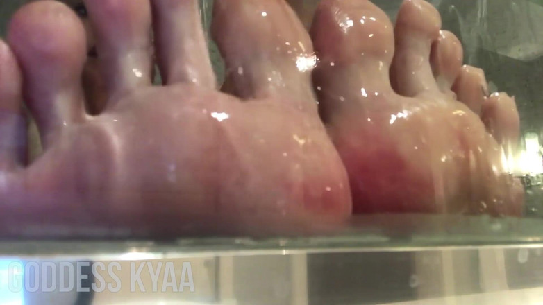 Kyaa Chimera: Готельний душ, вуайєрист