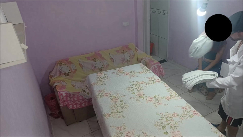 ksalnovinhos: Une masseuse clandestine séduit des patients