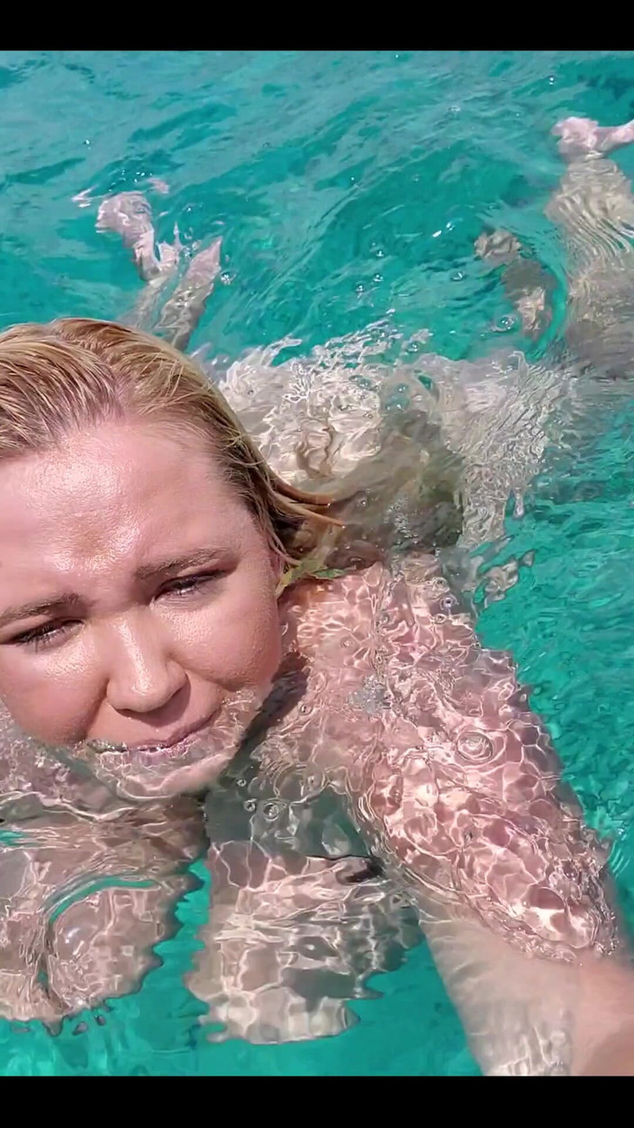 Annabelle Rogers: Nadando en las aguas azules de Grecia a tope desnudo ...