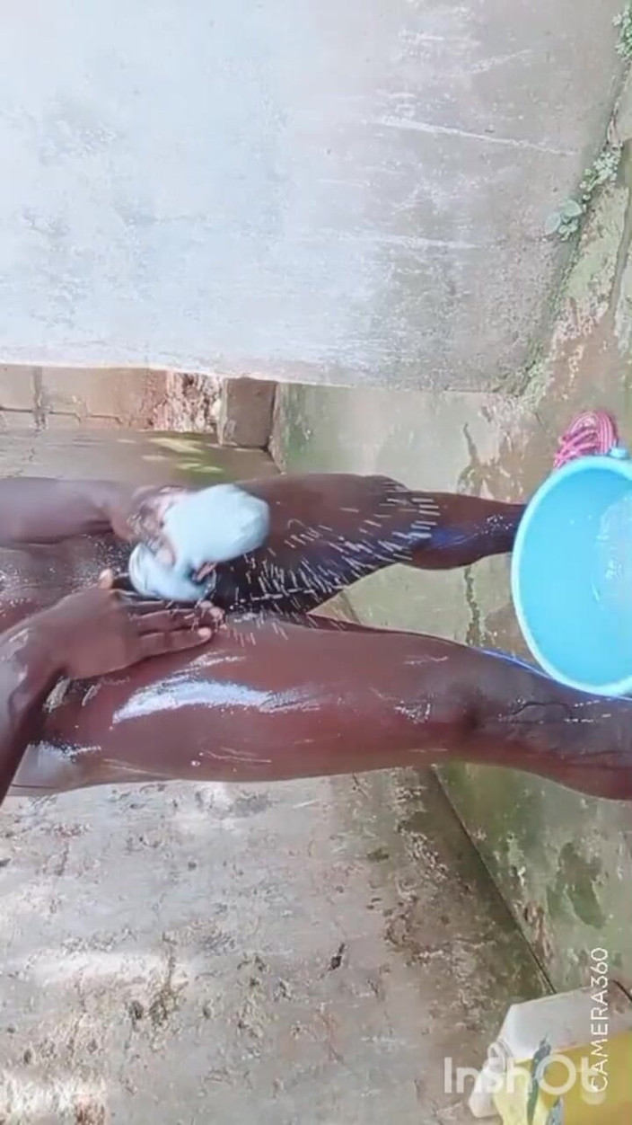 Hongi: アフリカ最大の黒人ペニスとの熱い乱交