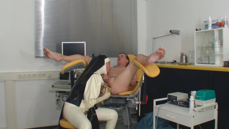 Rubber & Clinic Studio - 1ATOYS: Een pervers anaal examen